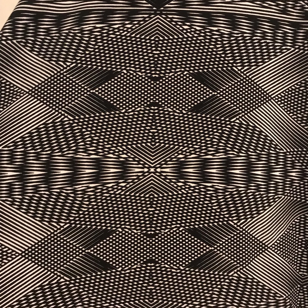 LulaRoe XL Azure skirt. Black/white. Worn once. - Picture 2 of 3